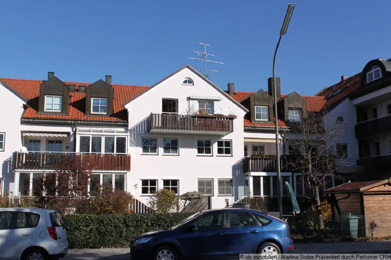 Feldkirchen: sehr gut geschnittene 3-Zi.-DG-Wohnung mit Balkon und großer Garage