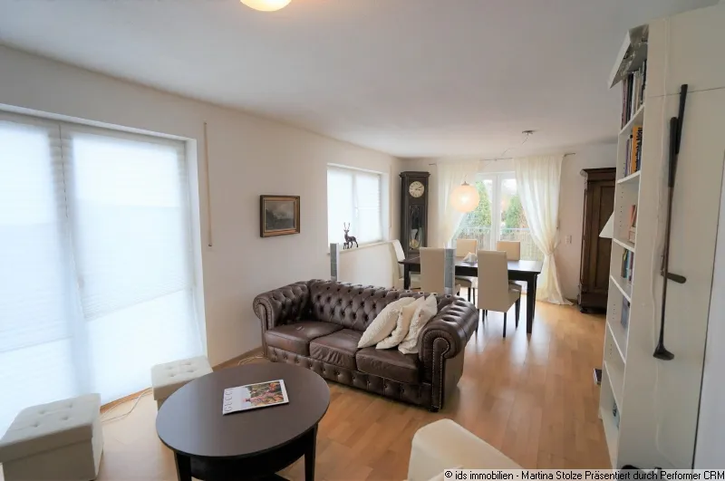 Baldham: großzügige, helle 4-Zi.-Maisonette-Whg. mit gr. Balkon im 1.OG/ DG eines Zweifamilienhauses
