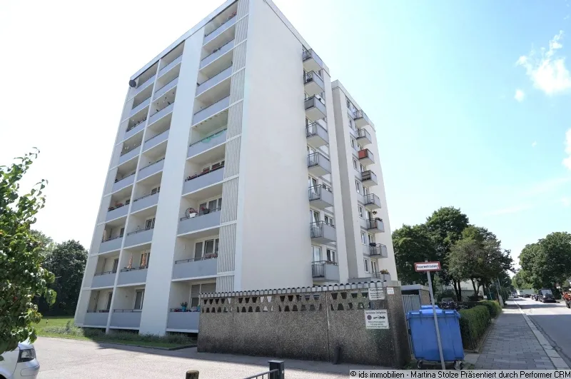 Sendling: kompl. renoviertes Appartement mit Ost-Loggia und EBK im 3.OG / Pkw-Stellplatz möglich