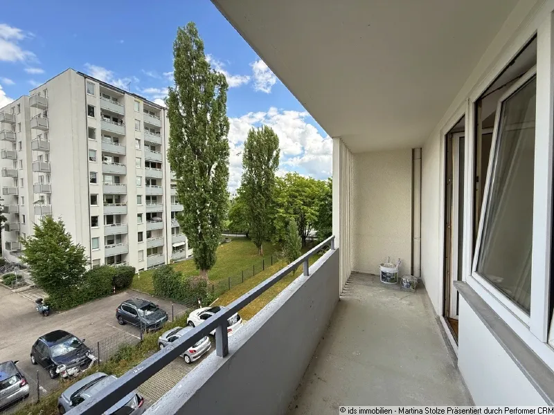 Sendling: kompl. renoviertes Appartement mit Ost-Loggia und EBK im 3.OG / Pkw-Stellplatz möglich