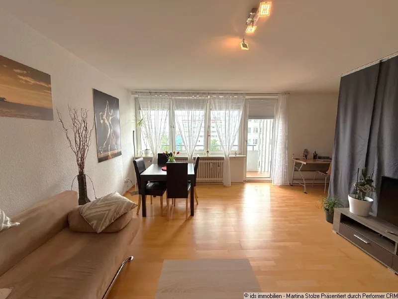 Sendling: gemütliches Appartement mit Ost-Loggia und EBK im 6.OG / Pkw-Stellplatz möglich