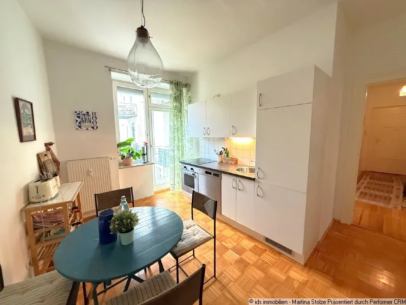 Beliebtes Schwabing: gem&uuml;tliche 2-Zi.-Altbau-Whg. mit gro&szlig;er Wohnk&uuml;che, 2 Balkonen und TG