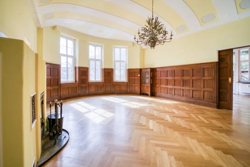 Großer holzvertäfelter Saal