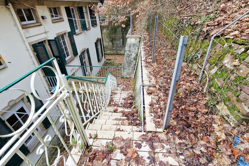 Zugang Treppe zum hinteren Grundstücksteil
