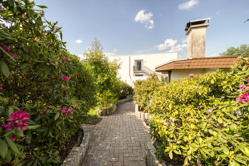 Garten mit Blick auf Garage mit Grillplatz