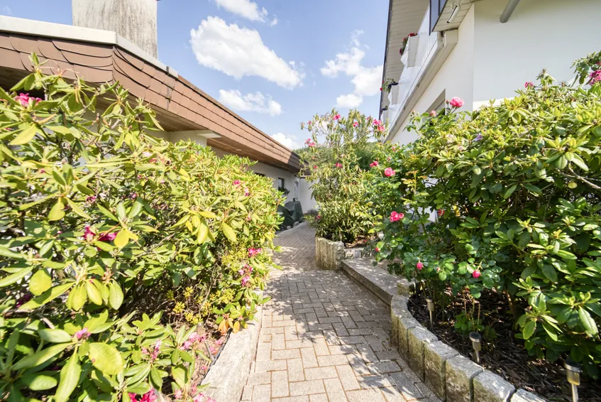 Garten mit Blick zu Haus und Garage