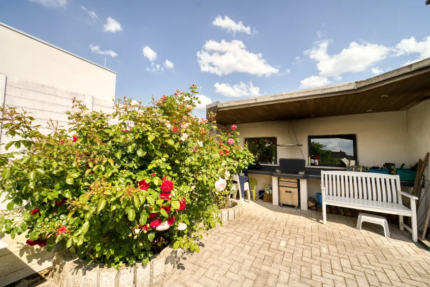 Grillplatz mit Rosensträuchern