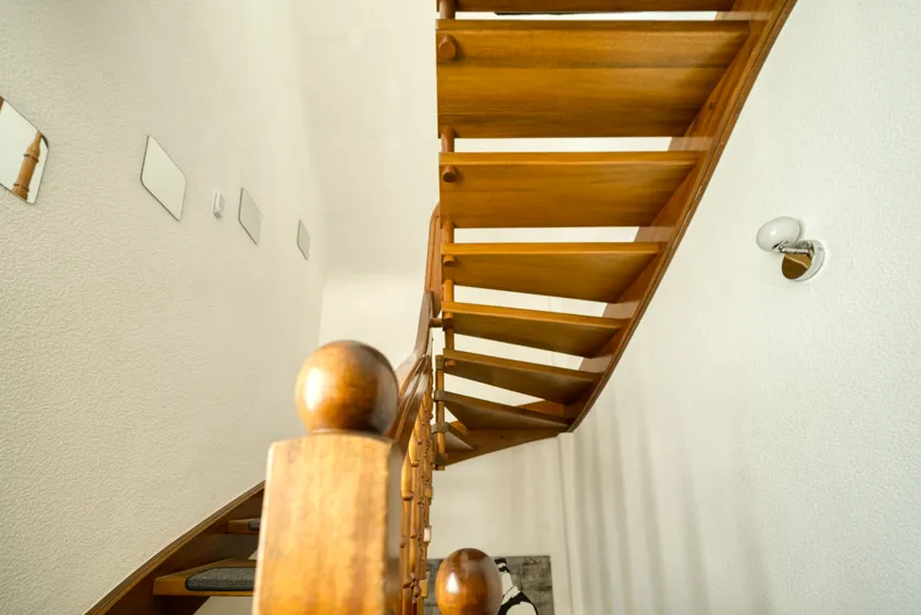 Treppenhaus mit Massivholz Treppe