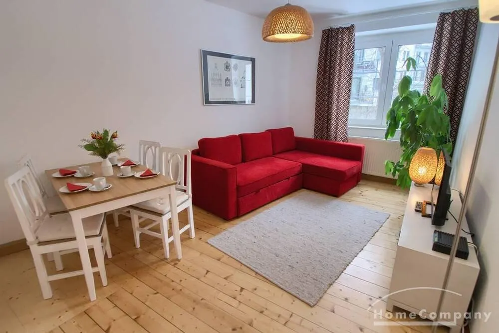 Vom Wohnzimmer hat man einen Blick auf den grünen Hinterhof