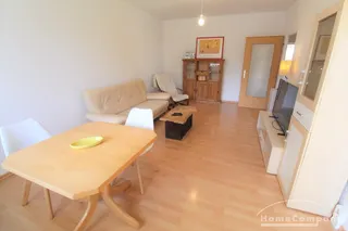 Wohnzimmer mit Sofa + Flat TV