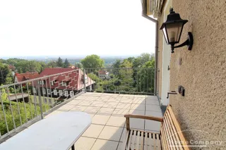 20330G HomeCompany Dresden Möbliert/Furnished 2-Zimmer Apartment mit phantastischer Aussicht über die Stadt am Loschwitzer Elbhang, grosse Dachterrasse max. 2 Personen