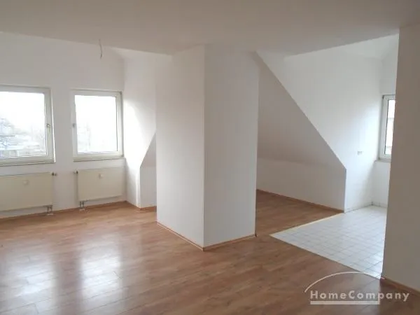 Individuelle Dachwohnung mit offener Küche!