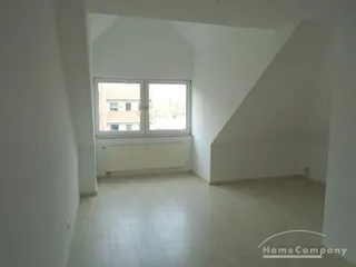 Individuelle Dachwohnung mit offener Küche!