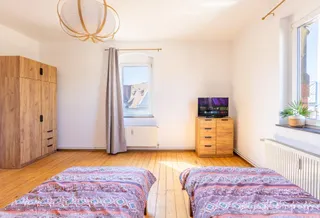 28289 HomeCompany Möbliert/Furnished Hübsche große Altbauwohnung mit Holzfußboden in Meißen Mansardgeschoß! max. 4 Personen