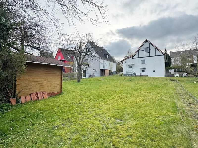 Blick vom Garten zum Haus