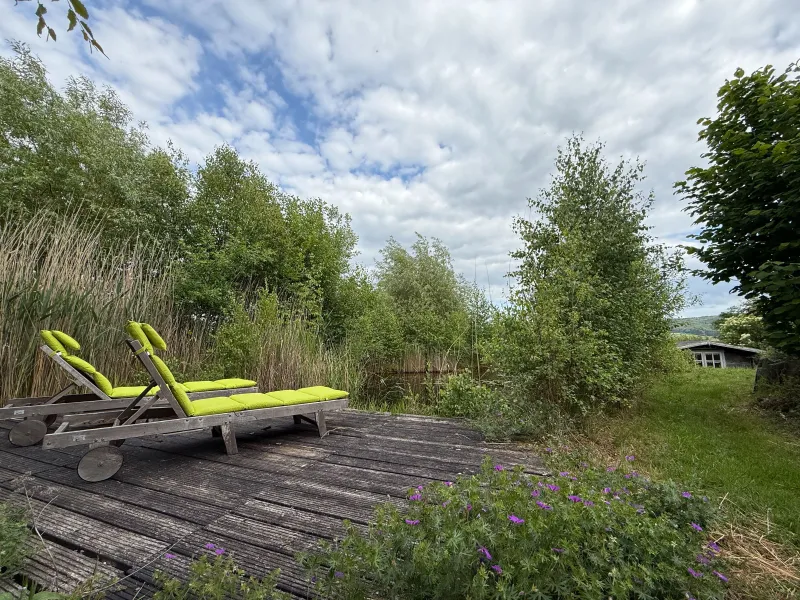 Sonnendeck mit angrenzendem Teich