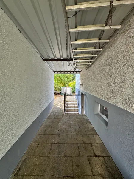 Überdachter Bereich zwischen Haus und Garage