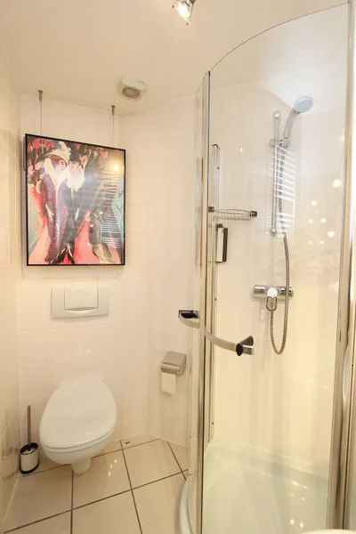 Badezimmer (untere Ebene)