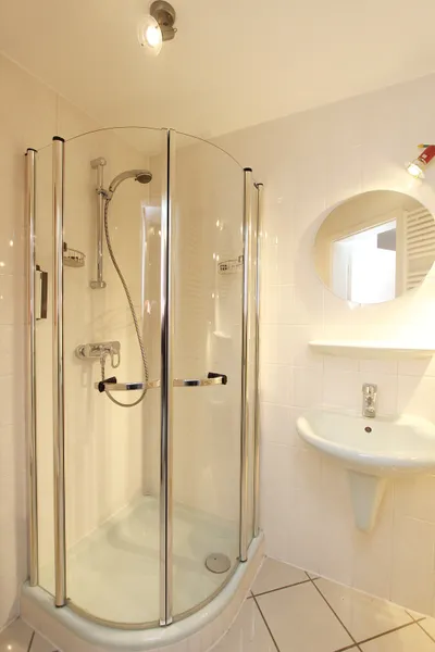 Badezimmer (untere Ebene)