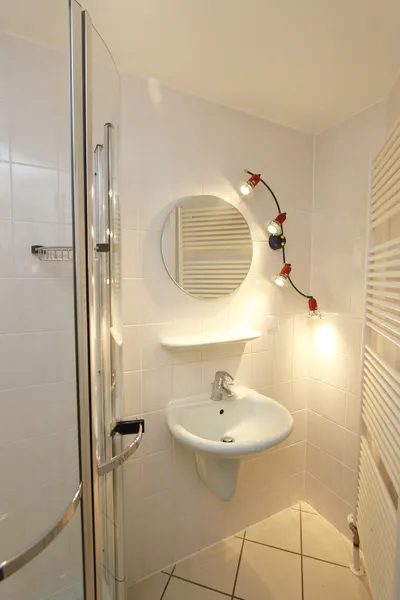 Badezimmer (untere Ebene)