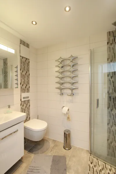 Badezimmer (untere Ebene)