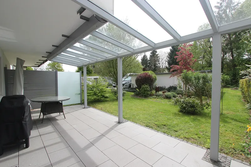 Terrasse (untere Ebene)