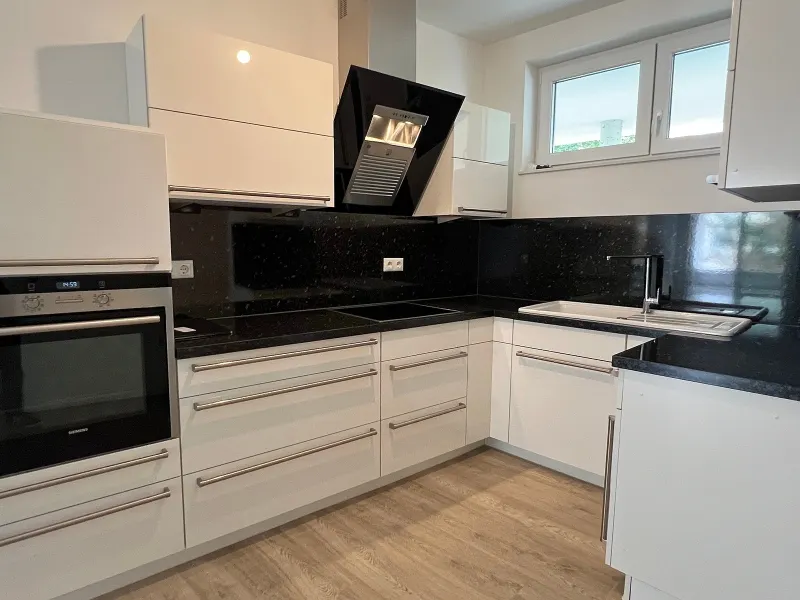 Moderne 2-Zimmer-Wohnung mit EBK, PKW-Stellplatz und Terrasse in zentraler Lage - Foto 3