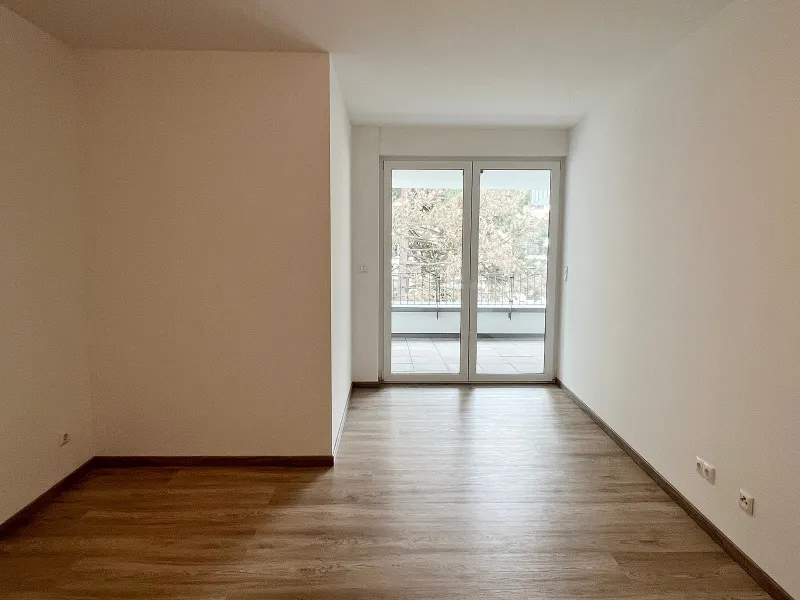 Moderne 2-Zimmer-Wohnung mit EBK, PKW-Stellplatz und Terrasse in zentraler Lage - Foto 1
