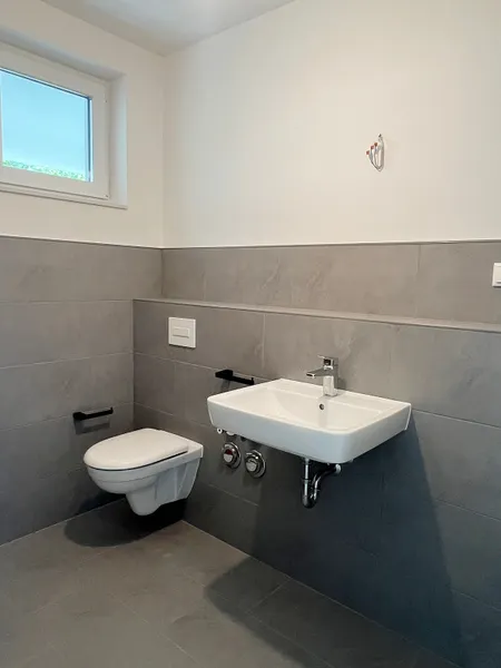 Moderne 2-Zimmer-Wohnung mit EBK, PKW-Stellplatz und Terrasse in zentraler Lage - Foto 5
