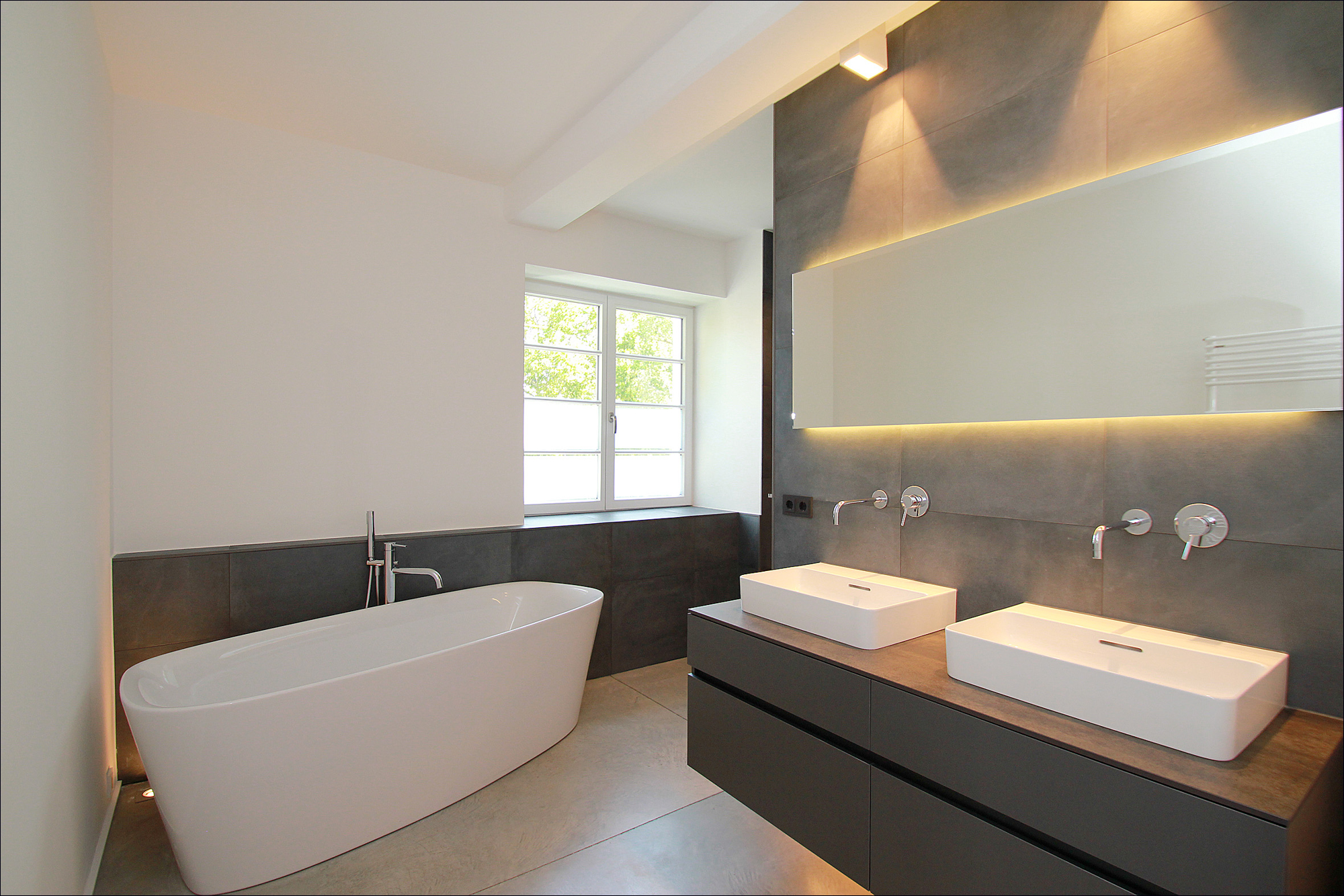 Master_Bad mit freistehender Wanne und begehbahrer Dusche ums Eck