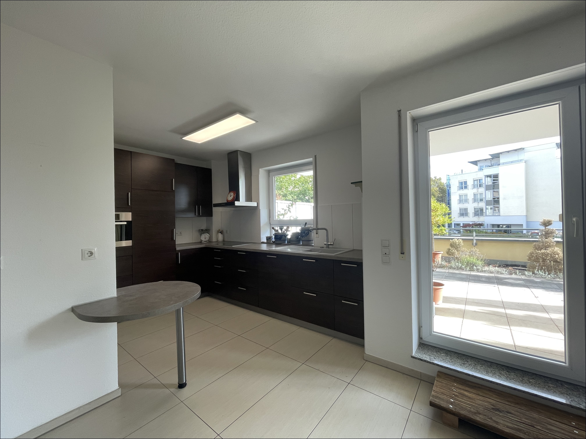 Offener Küchenbereich mit Terrassenzugang