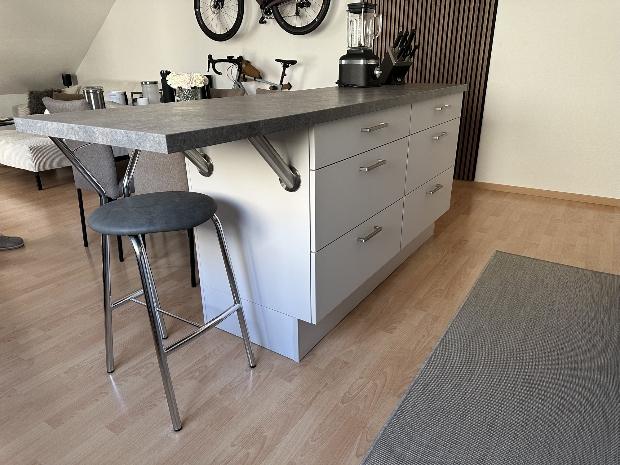 Kücheninsel mit kleiner Bar (kann vom Vormieter übernommen werden)