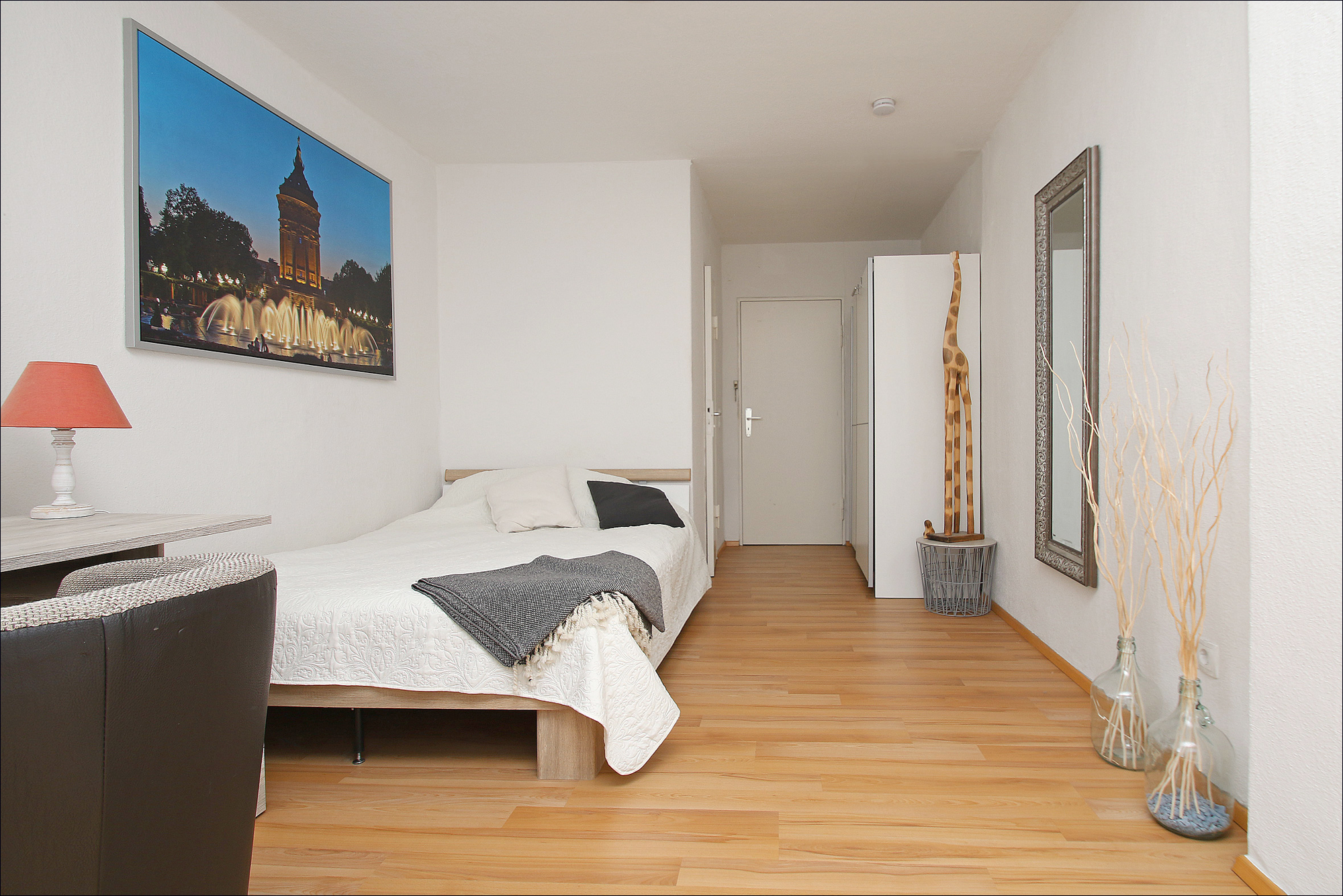 Schlafzimmer mit viel Licht