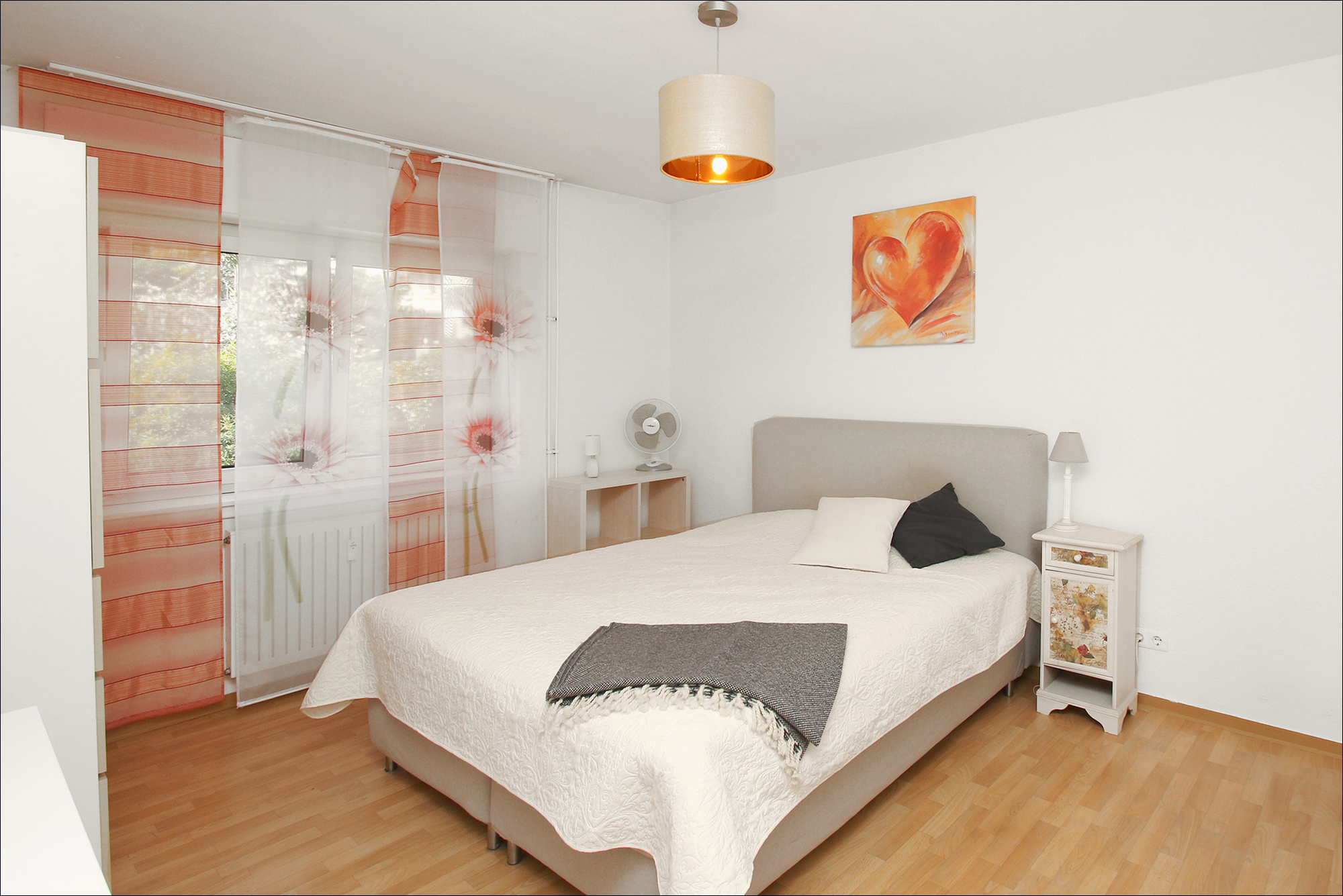 Freundlich helles Schlafzimmer 