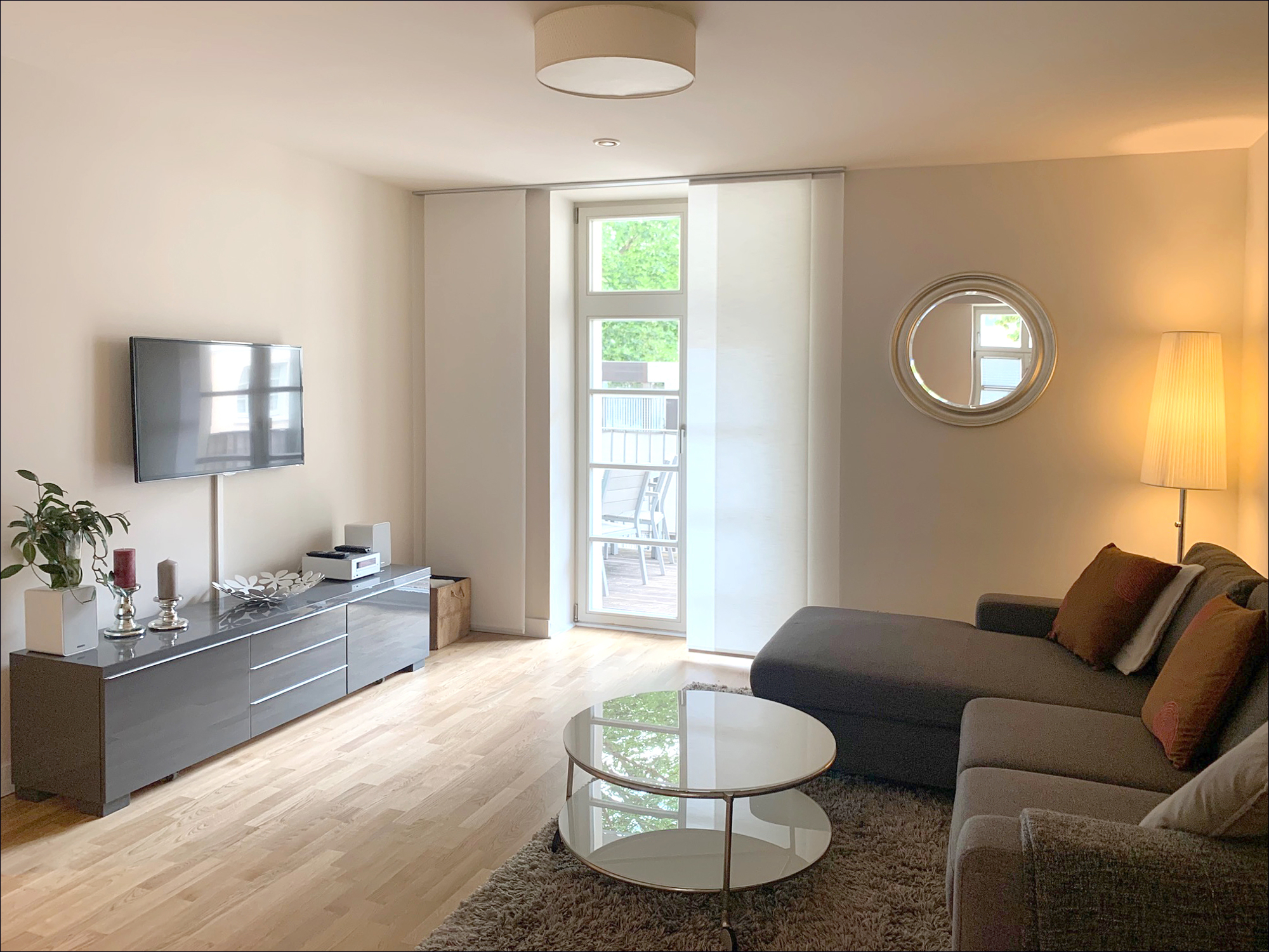 Gemütlicher Wohnraum mit Balkonzugang (Süd-Ost-Ausrichtung)