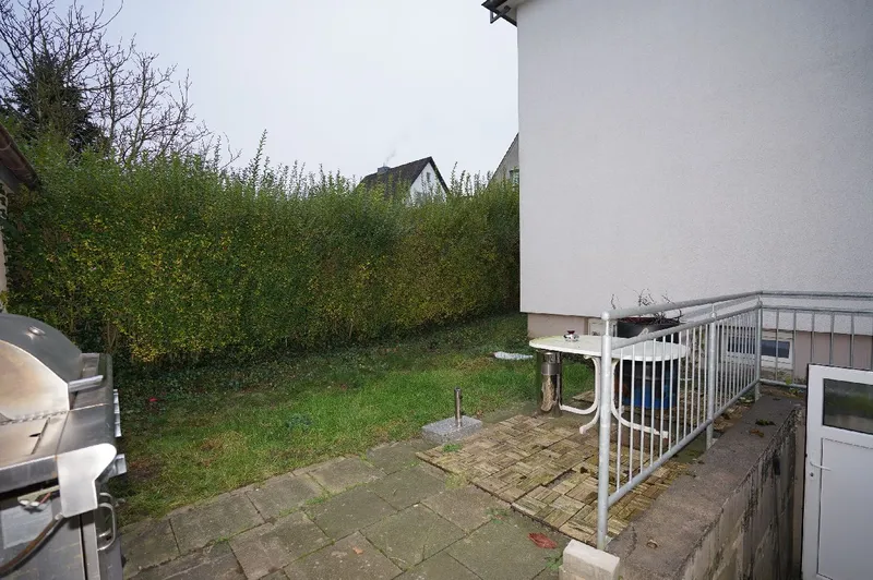 rückseitiger, kleiner Garten