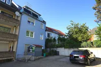 Rückansicht und Pkw-Stellplatz