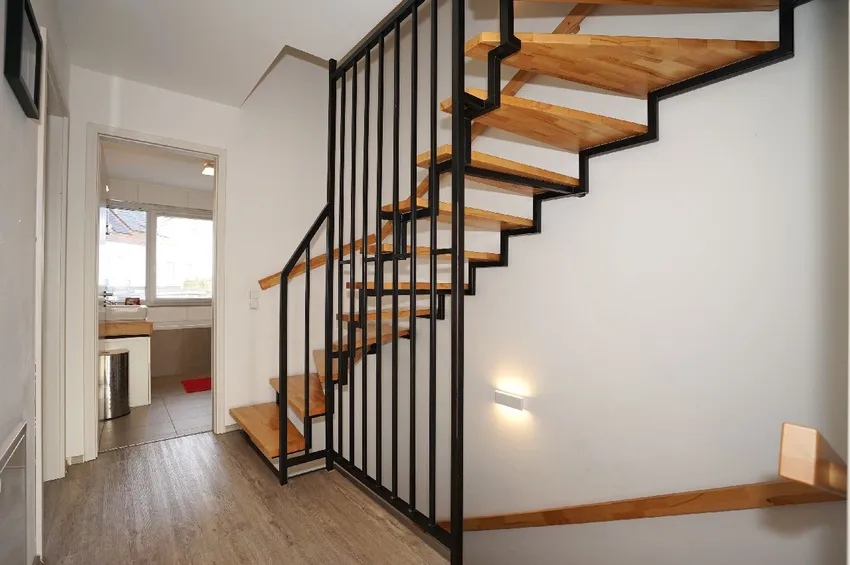 Diele + Treppe im OG