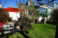 Rückansicht mit Terrasse und Wintergarten