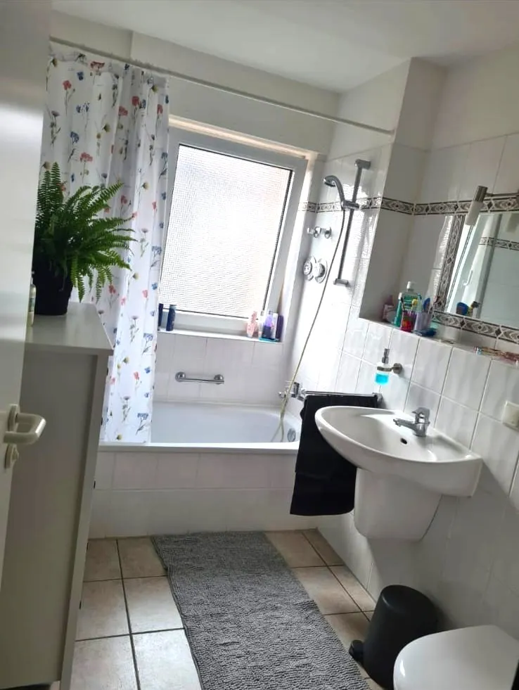 Schöne 3-Zimmer-Wohnung mit Balkon nahe der Straßenbahnstation der Linie 4 nach Köln! - Foto 4