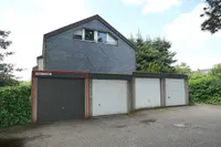 Giebelansicht mit Garage