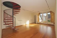 Wohnzimmer mit Treppe in den Spitzboden