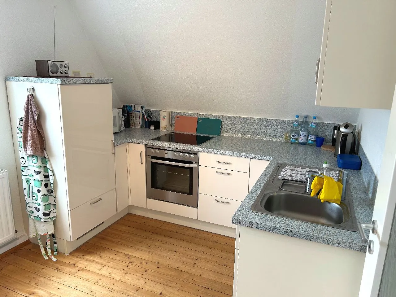 Gepflegte Dachgeschoss-Wohnung mit Einbauküche in Leverkusen-Küppersteg! - Foto 2