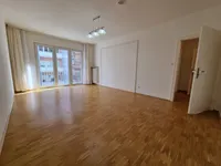geräumiges Wohnzimmer