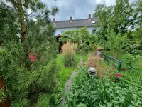 Garten mit Gartenhütte