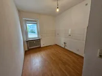 große Küche mit Fenster