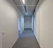 Flur zu 3 Büroräumen