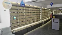 neuwertige Wandregale