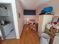 Schlafbereich mit Fenster