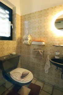 Gäste-WC mit Fenster
